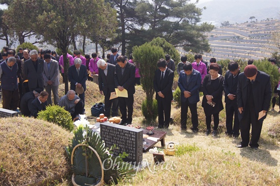 인혁당 사건으로 사형당한 인사들의 39주기 추모제가 9일 오전 경북 칠곡군 지천면 현대공원묘역에서 진행된 가운데 참가자들이 묵념을 하고 있다.