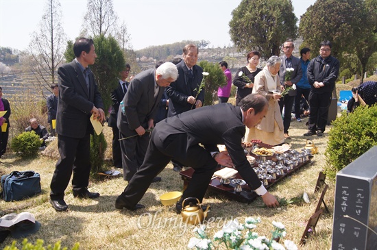 인혁당 사건으로 사형당한 4.9통일열사 39기 추모식이 9일 오전 경북 칠곡군 지천면 현대공원묘역에서 열려 참가자들이 헌화하고 있다. 