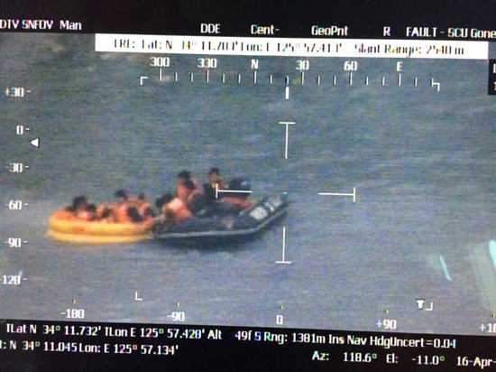 전라남도 진도군 인근 해역에서 여객선 세월호가 침몰한 지난 4월 16일, 해양경찰이 승객들을 구조하고 있다.
