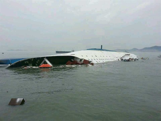  16일 오전 제주도 수학여행길에 오른 안산 단원고 학생을 비롯한 459명을 태운 여객선 '세월호'가 전남 진도군 조도면 병풍도 북쪽 20km 해상에서 침몰하는 사고가 발생했다. 사진은 해양경찰청이 공개한 구조작업 모습이다.