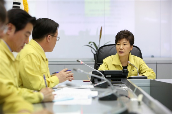 박근혜 대통령이 16일 오후 정부서울청사의 중앙재난안전대책본부를 찾아 전남 진도 해상에서 침몰한 여객선 세월호 사고 상황에 대해 보고 받고 있다.