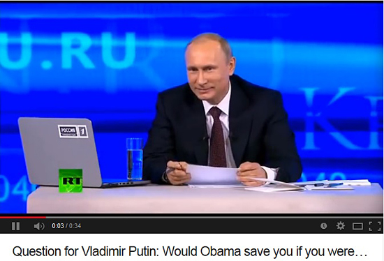 지난 4월 17일 러시아 관영 RT를 통해 진행된 '푸틴과의 대화' 장면. 푸틴은 6세 어린이가 질문한 "대통령님이 물에 빠지면 오바마 대통령이 구해줄까요?" 엽서를 읽은 뒤 웃고 있다. 