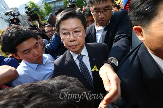 길환영 KBS 사장이 9일 오전 서울 종로구 청운동사무소 앞에서 박근혜 대통령의 면담을 요구하고 있는 세월호 유가족과 생존자 가족들을 방문해 사과를 한 뒤 현장을 빠져 나가고 있다.