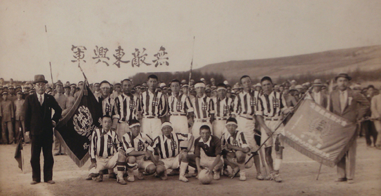 1936년에 열린 전간도 축구대회의 중학부 우승팀. 오른쪽 신사복 차림은 여운형. 경기도 양평군의 여운형 생가에서 찍은 사진. 
