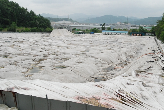 제천 왕암 폐기물매립장에는 2012년에 붕괴한 에어돔이 방치돼 있다. 
