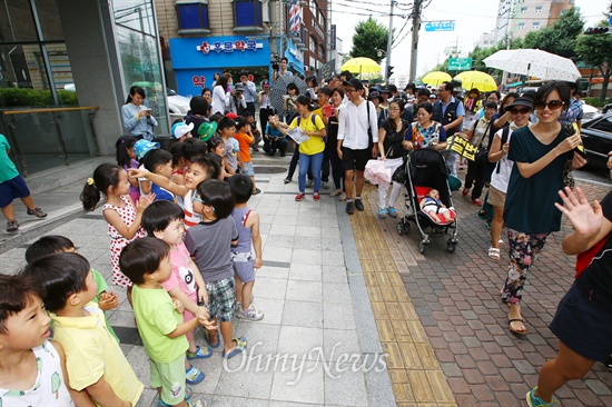 세월호침몰사고 생존 단원고 학생들이 16일 경기도 안산에서 국회를 향한 도보 행진에 시민들이 거리로 나와 응원과 참여를 하고 있다.