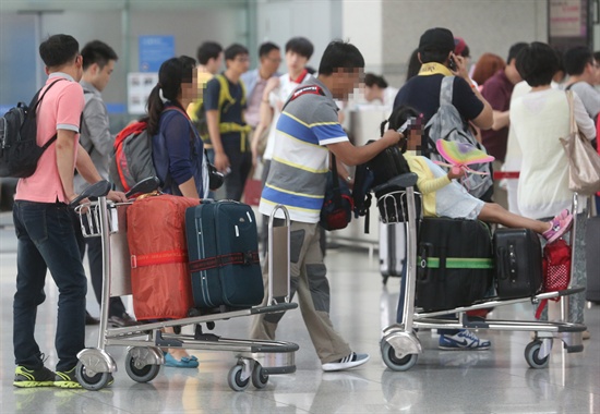 인천국제공항에서 해외로 여행가는 관광객의 모습.