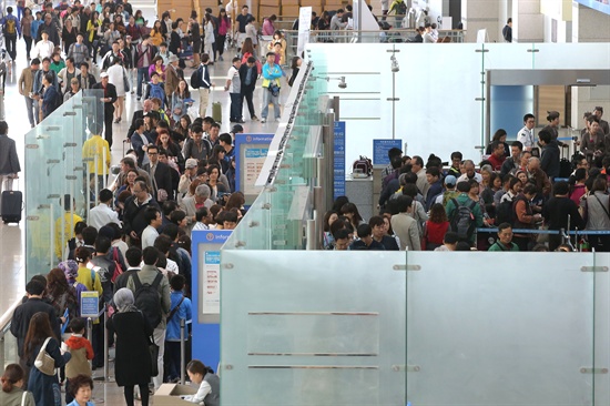 해외여행객으로 붐비는 인천공항 출국장 모습. 