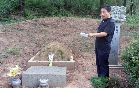 일본인 수기임태랑 묘소에서 해설을 하고 있는 정만진 한국예술인복지재단 파견예술인.