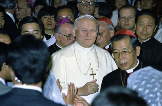 국가기록원이 프란치스코 교황 방한(2014.8.14~18)을 맞아 1984년, 1989년 두차례 이뤄진 교황 요한바오로 2세 방한 당시 사진을 공개했다. 교황옆은 김수환 추기경.