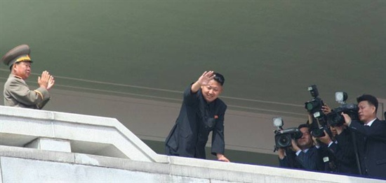 북한 로동적위군 열병식이 끝난 뒤 발코니에 모습을 드러낸 김정은 제1비서.