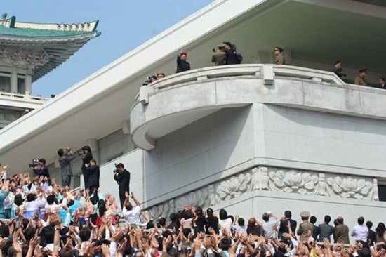 북한 로동적위군 열병식이 끝난 뒤 손을 흔드는 김정은 위원장