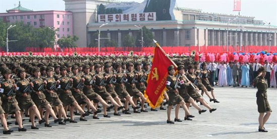 북한 로동적위군 열병식 풍경. 여군들의 행진.