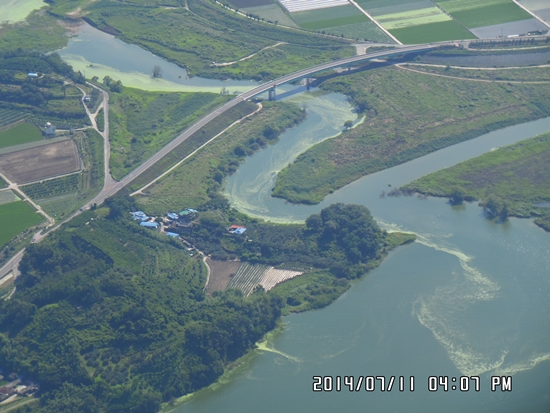 환경부가 지난 7월 11일 촬영한 낙동강 함안보 인근 사진에서 낙동강 지류에 퍼진 선명한 녹조 띠를 확인할 수 있다.
