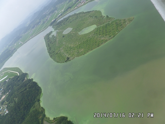 환경부 지난 7월 16일 촬영한 금강 백제보 상류 사진에서는 선명한 녹조 현상을 확인할 수 있다. 