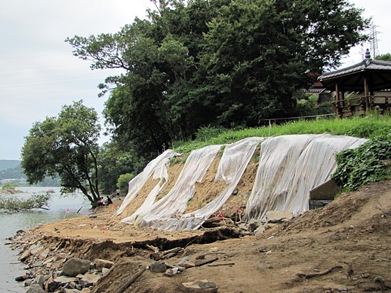 측방침식으로 동락서원이 있는 언덕이 점점 붕괴되고 있다. 
