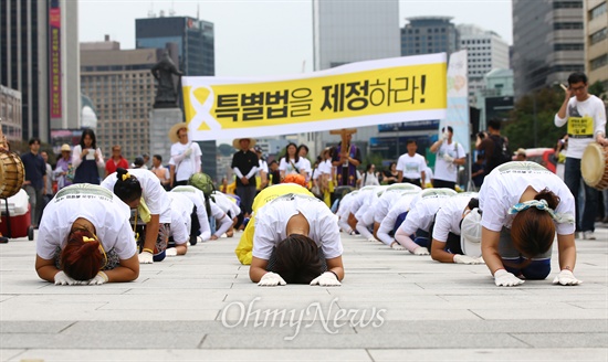 세월호유가족들과 시민들이 2일 오후 서울 광화문 광장에서 청와대로 세월호특별법제정촉구 서명지 135만여명 분을 전달하기 위해 삼보일배를 하고 있다.
