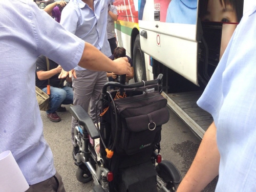 지체장애인들이 많이 사용하는 전동휠체어. 시외버스에는 전동휠체어가 들어갈 공간이 없다. 