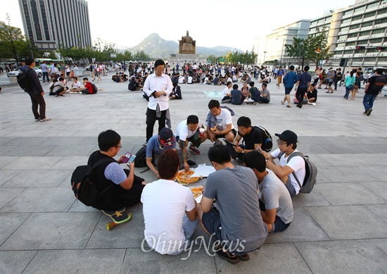 피자 먹으러 광화문 나온 일베 회원들 일베 회원등이 세월호 진상규명 특별법 단식농성장 앞에서 '도시락 나들이' 등 먹거리 집회를 예고한 6일 오후 서울 광화문광장 세종대왕상 앞에서 일베 회원들과 시민들이 피자와 치킨을 먹고 있다.