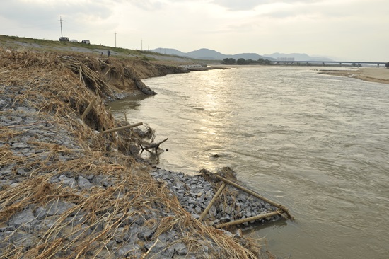 하상유지공의 붕괴(2012년 9월).