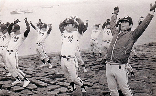  장항 나루터에서 몸을 푸는 최관수 감독과 선수들(1970년대 중반).