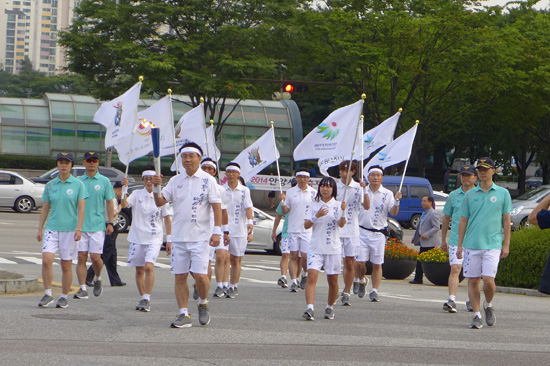  경기지역을 순회한 인천아시안게임 성화 봉송 행렬이 15일 오후 6시 하룻밤 안치될 안양시청 광장으로 들어오고 있다.
