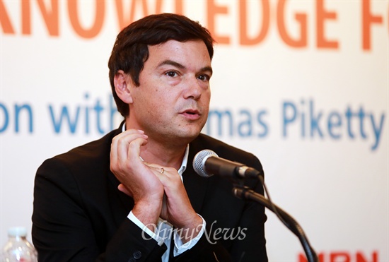  '21세기 자본'의 저자 토마 피케티(Thomas Piketty) 파리경제대 교수가 19일 오후 서울 신라호텔에거 기자간담회를 갖고 있다.