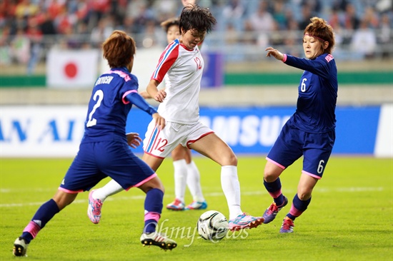 북한-일본 여자축구, 선제골 성공시키는 김윤미 북한 여자축구대표팀의 김윤미가 1일 오후 인천 문학월드컵경기장에서 열린 '2014 인천아시아경기대회' 여자축구 일본과의 결승전에서 전반 12분 선제골을 성공시키고 있다.