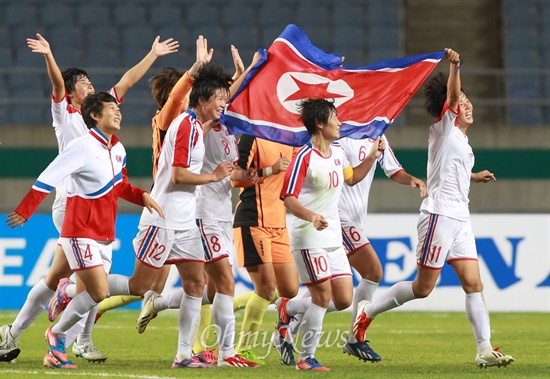 금메달 획득에 기뻐하는 북한 여자축구 선수들 북한 여자축구대표팀 선수들이 1일 오후 인천 문학월드컵경기장에서 열린 '2014 인천아시아경기대회' 여자축구 일본과의 결승전에서 3대 1로 승리해 금메달을 획득하자 인공기를 들고 그라운드를 돌고 있다.