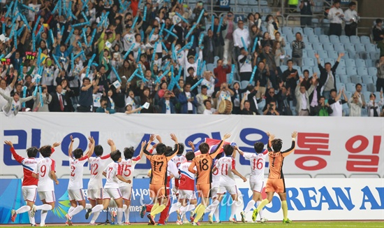 북한 여자축구 "응원해 주셔서 감사합니다" 북한 여자축구대표팀 선수들이 1일 오후 인천 문학월드컵경기장에서 열린 '2014 인천아시아경기대회' 여자축구 일본과의 결승전에서 3대 1로 승리한 뒤 관중석에 있는 시민들을 찾아가 답례인사를 하고 있다.