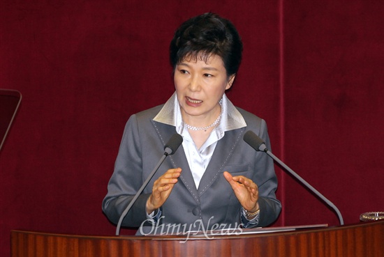 박근혜 대통령이 29일 오전 국회에서 열린 본회의에서 내년도 예산안에 대한 시정연설을 하고 있다. 