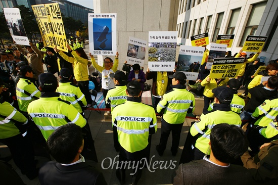 박근혜 대통령의 시정연설이 열리는 29일 오전 국회 본청 앞에서 세월호 유가족들이 경찰에 가로 막힌 채 피켓을 들고 있다.