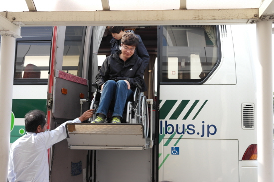 휠체어가 통째로 들어가는 특장차. 한번에 10대의 휠체어가 탑승할 수 있다. 한국에는 아직 이런 버스가 없다. 