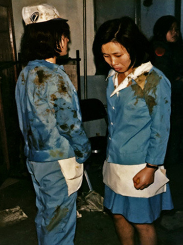 회사측 구사대가 여성 노동자들한테 똥물을 뿌린 사진