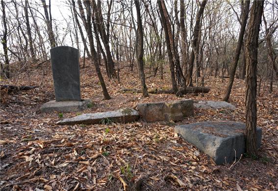 조선 현종의 유모였던 임상궁(林尙宮)의 묘터가 남아 있지만 봉분은 오래 전에 도굴당해 없어진 상태.