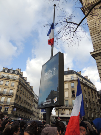 11일 현재 파리 시내의 많은 전광판은 "Je suis charlie"를 비추고 있다. 희생자들을 추모하며 조기가 걸렸다.
