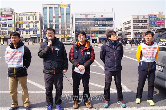 상신브레이크 해고노동자들이 지난 9일 대구고등법원 앞에서 기자회견을 갖고 회사의 10억 손배가압류 소송에 대해 기각을 해줄 것을 촉구하고 있다.