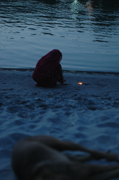 강가에 띄울 꽃등 앞에두고 기도하는 인도 아낙네.