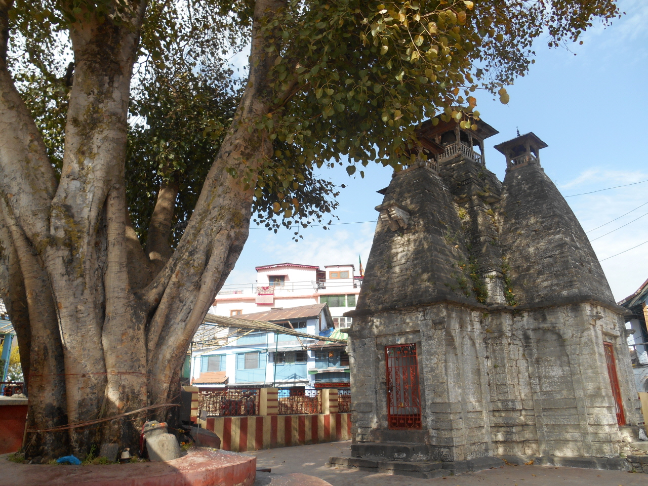 알모라 난다데비 사원의 석탑, 16세기 쿠마온 찬드왕조 시대에 지어진 왕실 사원이라고 한다.