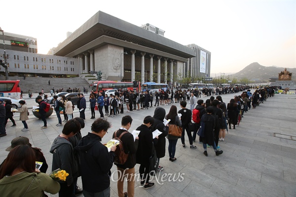 세월호참사 1주기인 16일 오후 광화문광장에 마련된 합동분향소에 헌화하기 위해 수천명의 시민들이 길게 줄을 서 있다.