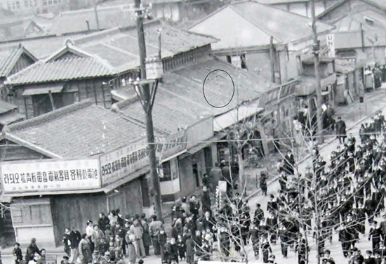 이성당이 처음 개업한 중앙로 구 금성국일센터 자리(○ 표시). 1955년 촬영
