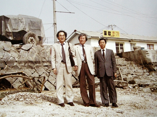 1970년대 군산을 찾은 고은 시인(왼쪽)과 이병훈 초대군산문화원장(가운데), 이복웅 전 군산문화원장(오른쪽). 
