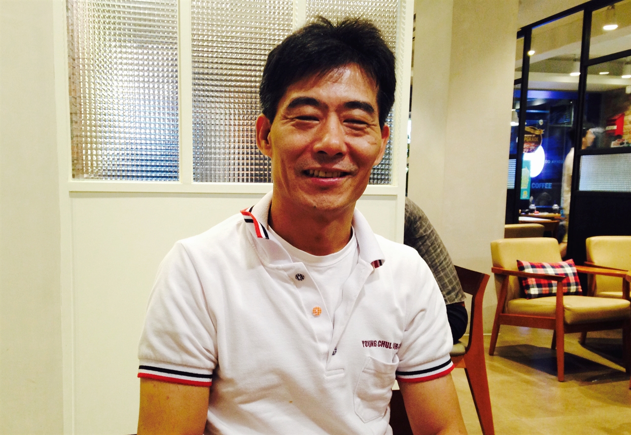지난 30일, 서울시 성북구의 한 카페에서 만난 영철버거 창업자 이영철(48)씨. 이씨는 "영철 버거를 하면서 단 한 번도 후회해 본 적이 없다"라며 "내가 원하는 삶을 살았기 때문에, 이건 실패가 아니다"라고 말했다.