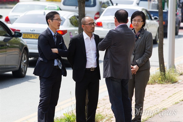박준영 변호사(맨 왼쪽)과 박상규 기자(왼쪽에서 두 번째)
