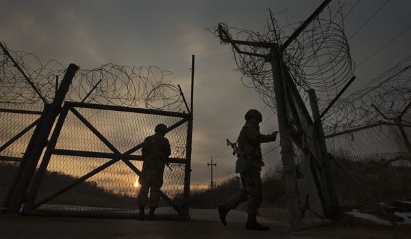  경기도 파주시 서부전선 육군 1사단 병사들이 DMZ 통문을 열고 있는 모습. 