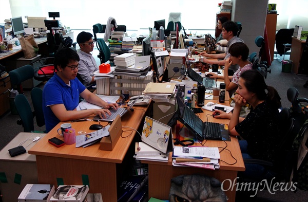 오마이뉴스 편집부 기자들. 일하는 속도를 제어할 수 없는 건 모두가 똑같다. 대부분 만성 목·어깨·허리 통증을 안고 있다. 