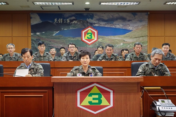 박근혜 대통령이 21일 오후 한민구 국방부 장관, 김관진 국가안보실장과 함께 경기도 용인 제3 야전군 사령부를 방문해 군의 대비태세를 점검하고 있다.