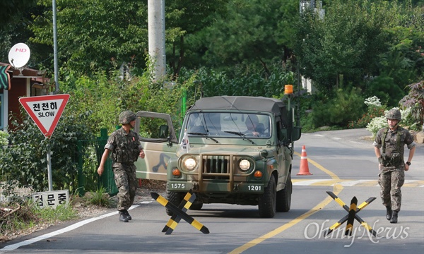 지난 8월 22일 오후 경기도 연천군 중면사무소 앞에서 군인들이 외부인의 출입을 통제하며 분주히 움직이고 있는 모습.