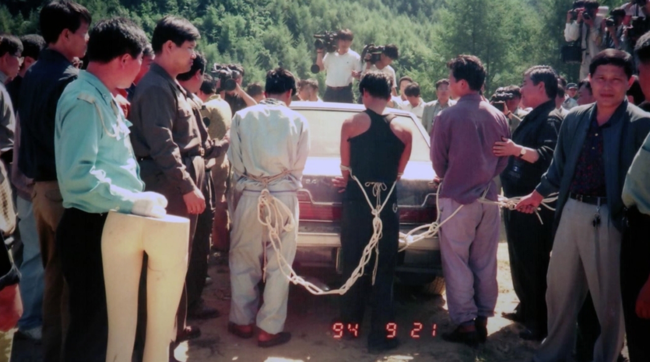 범행 모습을 재연하는 '지존파'. 이들은 체포 1년여 만에 사형당했다. 다큐멘터리영화 <논픽션다이어리>의 한 장면이다. 