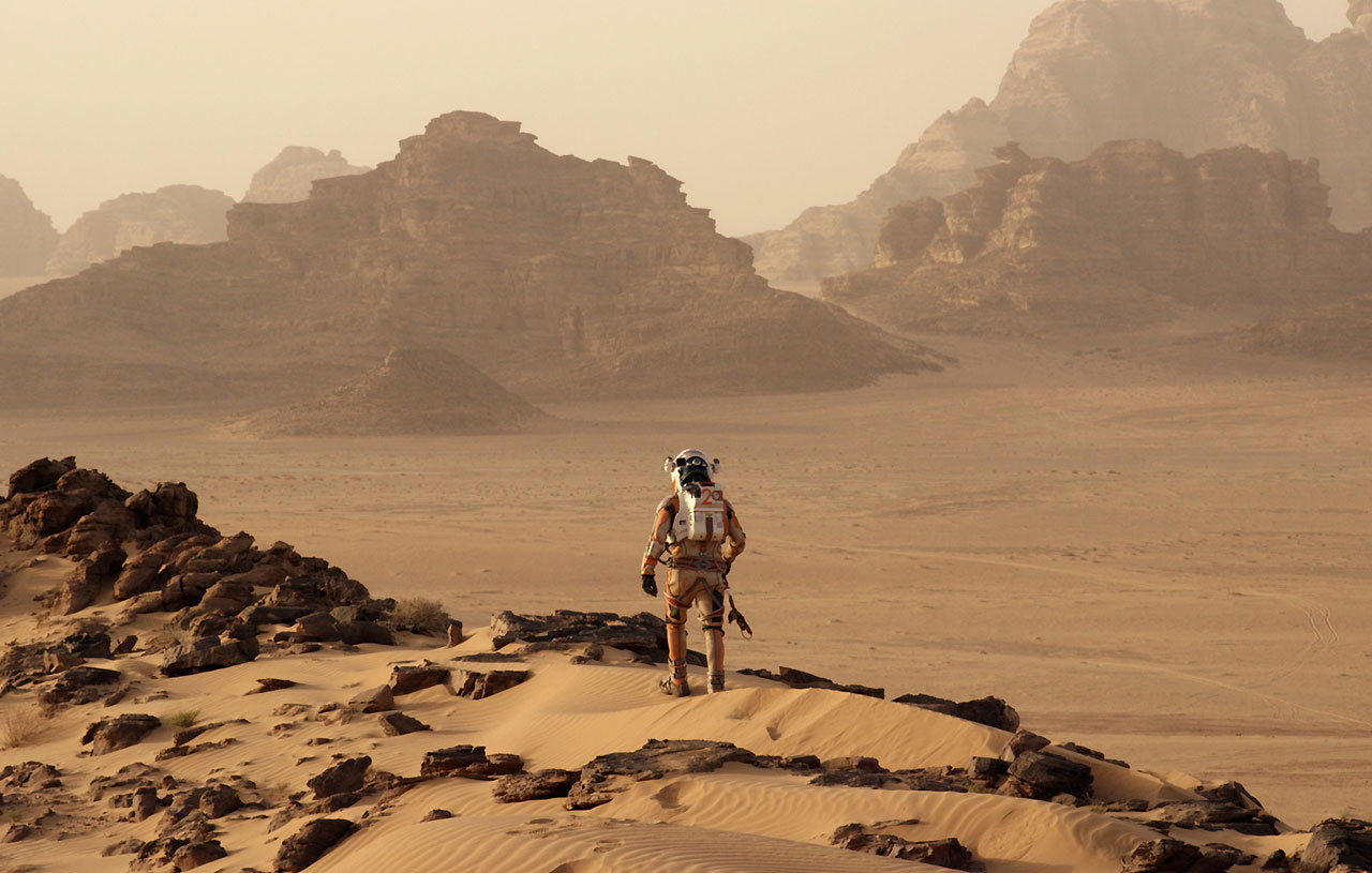  영화 <마션>의 한 장면. 요르단 사막에서 촬영한 장면으로 화성의 붉은 황무지를 실감나게 표현했다.